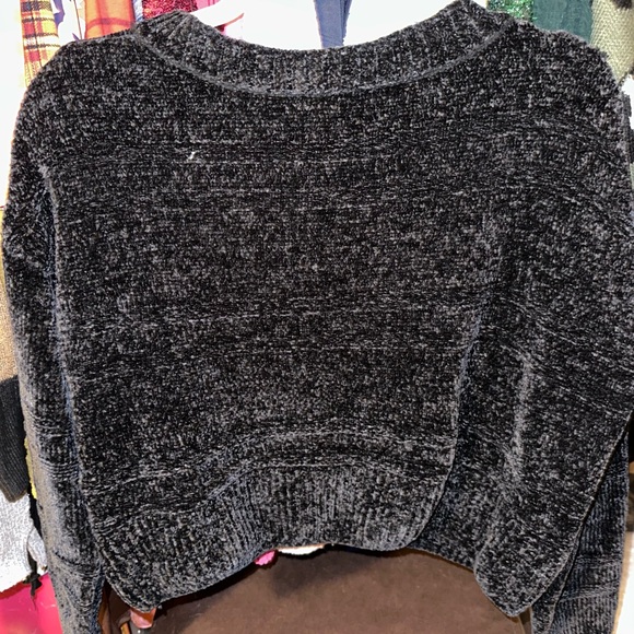Black V-Neck Chenille Pullover Crop Sweater - Picture 4 of 8